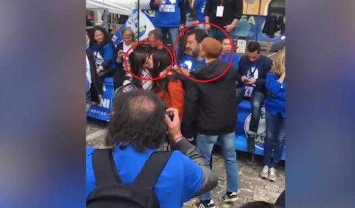Selfie con beffa: le ragazze si baciano e il ragazzo cerca di baciare Salvini