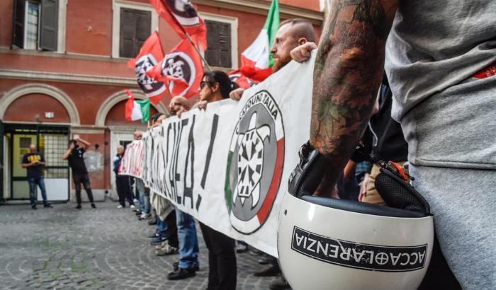 Un gruppo di mamme difende una donna rom dagli attacchi fascisti: "dov'è lo Stato?"