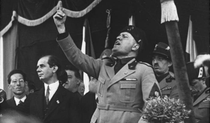 Mussolini sui manifesti di Forza Nuova, ma nessuno li scioglie per apologia di fascismo