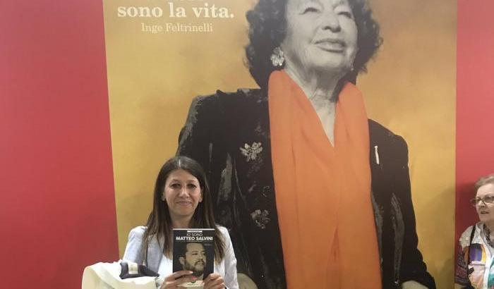 Pubblicizza il libro di Salvini davanti alla Feltrinelli: dallo stand cantano Bella Ciao