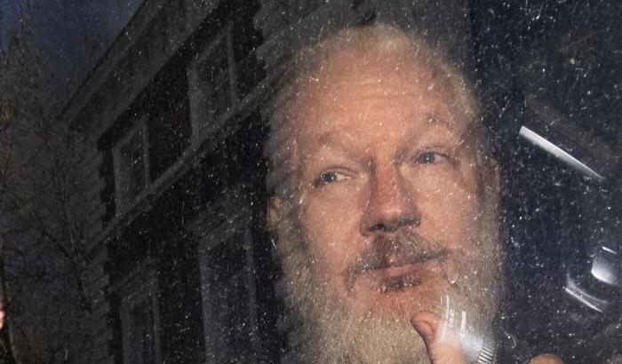 Caso Assange, la Svezia riapre lʼinchiesta per stupro e molestie