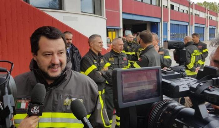 Salvini vestito da pompiere