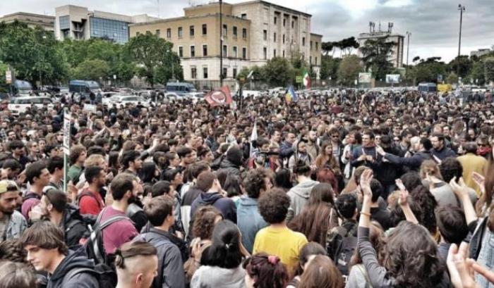 Una folla alla Sapienza accoglie Mimmo Lucano: "siamo l'onda rossa contro l'onda nera"