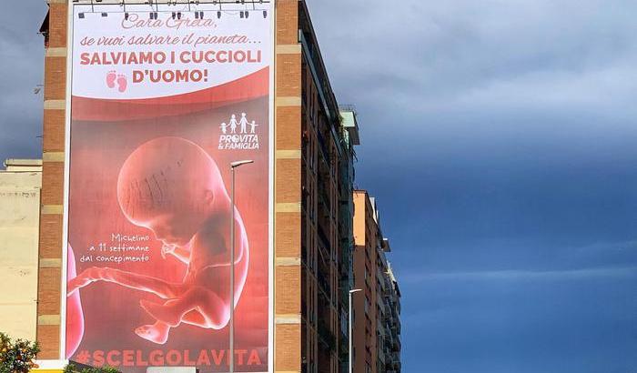 Provocazione a Roma, manifesto di 250 metri quadri contro l'aborto