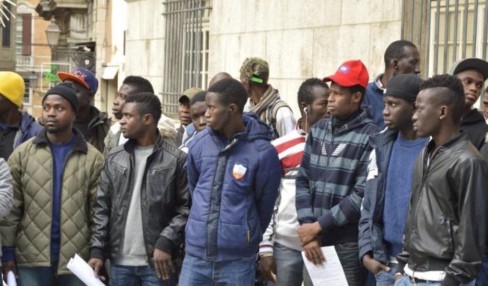 Genova, la giunta criminalizza i migranti: telecamere al centro di accoglienza