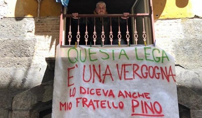 Lo striscione contro Salvini del fratello di Pino Daniele: "Questa Lega è una vergogna"