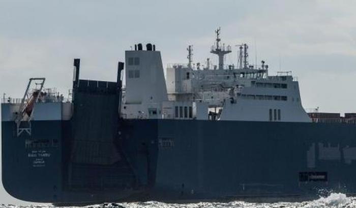 Il governo chiude i porti a chi scappa dalla guerra ma li apre a chi trasporta armi