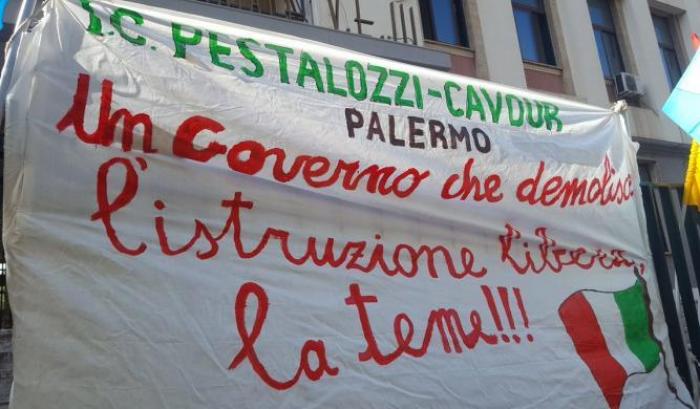 Sit-in di solidarietà a Palermo per la prof sospesa, Landini: "è a rischio la tenuta democratica del paese"
