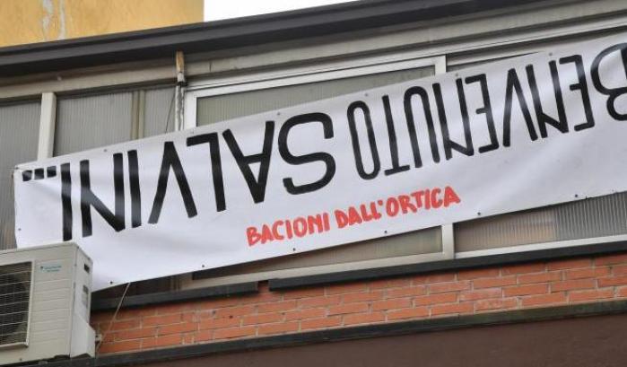 Gli xenofobi in piazza Duomo: Milano piena di striscioni contro Salvini