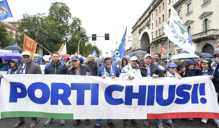 Disumanità e odio: gli xenofobi sovranisti a Milano in piazza Duomo