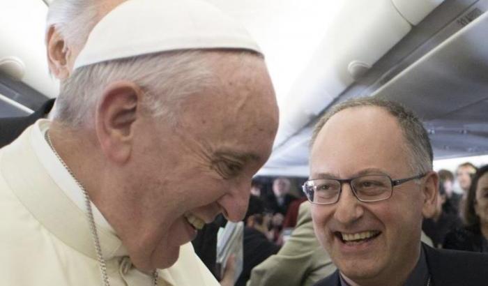Padre Spadaro: "I cristiani si indignino per l'uso politico di rosari e crocifissi"