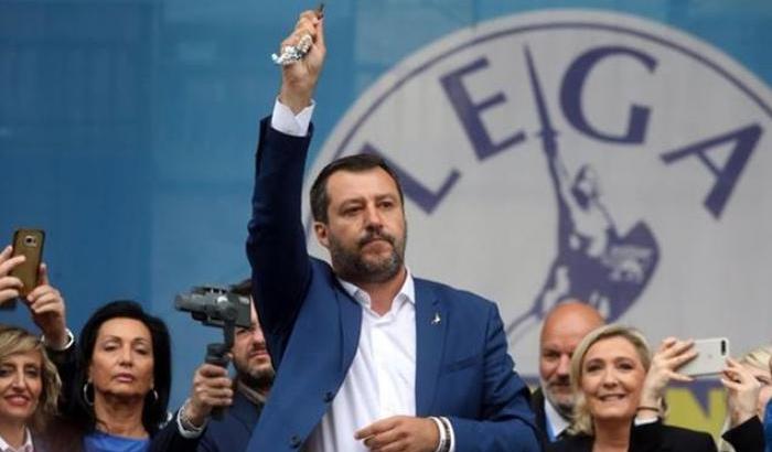 Salvini contro i vescovi: "Mi criticavano perché invocavo la Madonna, vediamo le adozioni gay..."