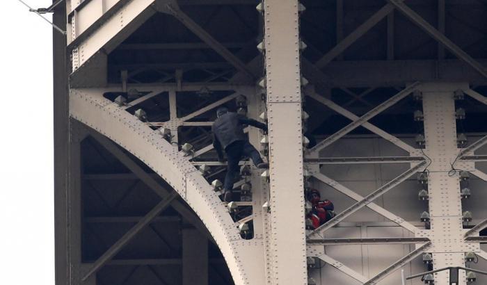 Uomo minaccia il suicidio: evacuata la scala della Tour Eiffel, arrestato