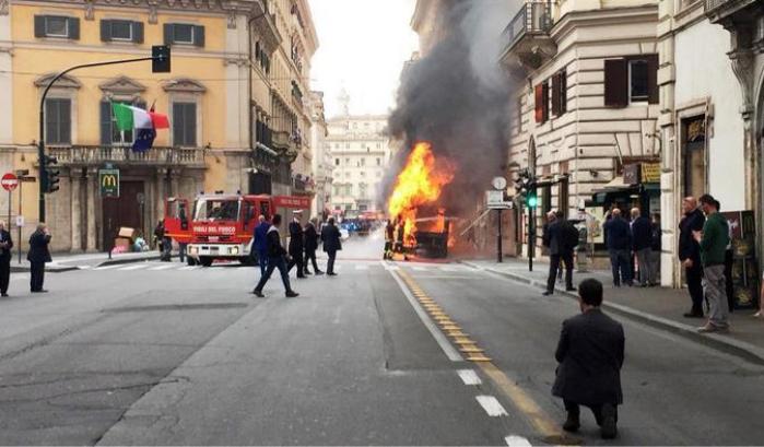 Ennesimo bus in fiamme nel centro di Roma, terrore tra i passeggeri