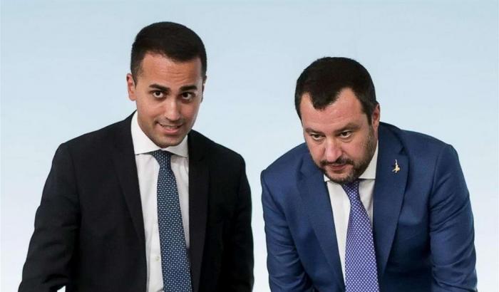 Finiti i selfie Di Maio e Salvini si inchinano a Bruxelles: tagli per 7,6 miliardi