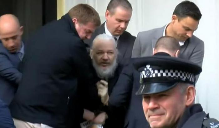 Gli Stati Uniti incriminano Julian Assange: "le sue azioni hanno messo a repentaglio la sicurezza del paese"
