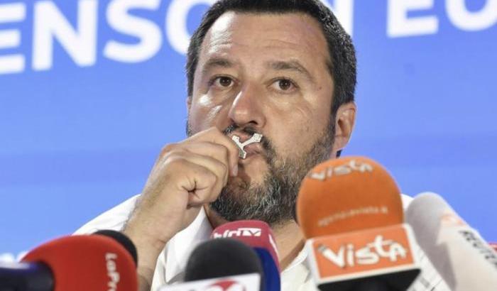 Salvini sfida la Chiesa e torna a mostrare il rosario per commentare la vittoria elettorale
