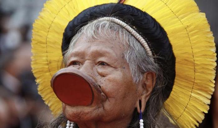 L'urlo del capo indigeno: "Aiutateci a salvare l'Amazzonia dal Bolsonaro"