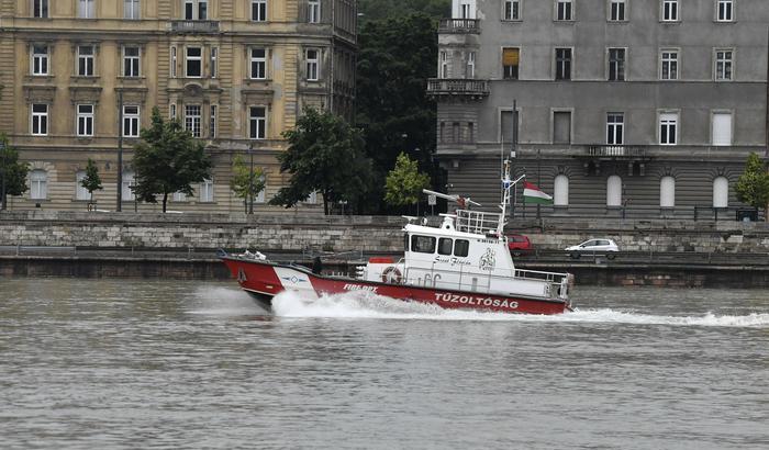 Tragedia a Budapest, battello carico di turisti si ribalta: sette morti e 21 dispersi