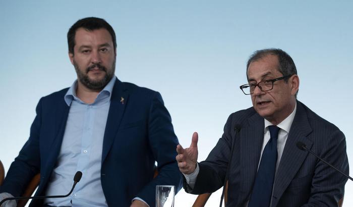 Da Salvini ultimatum a Tria: "O taglia le tasse oppure o io o lui"