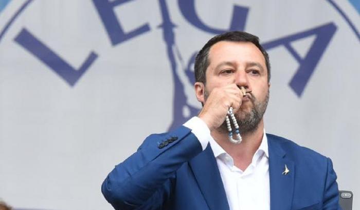 I migranti del Cpr fanno lo sciopero della fame, Salvini inumano: "meglio, risparmiamo soldi"