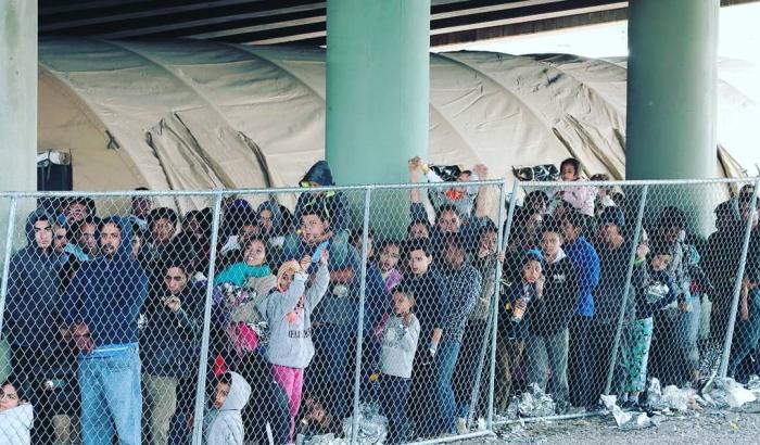 Crudeltà nei lager per i migranti al confine con il Messico: 900 persone in strutture per 125