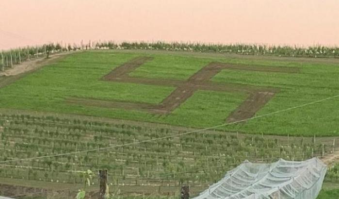 Una svastica gigante sfregia le colline della Resistenza di San Damiano D'Asti