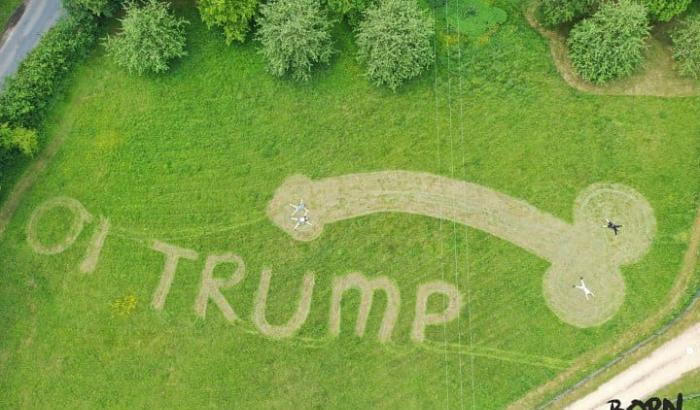 Uno studente ambientalista dà il "benvenuto" a Trump disegnando un fallo sul prato
