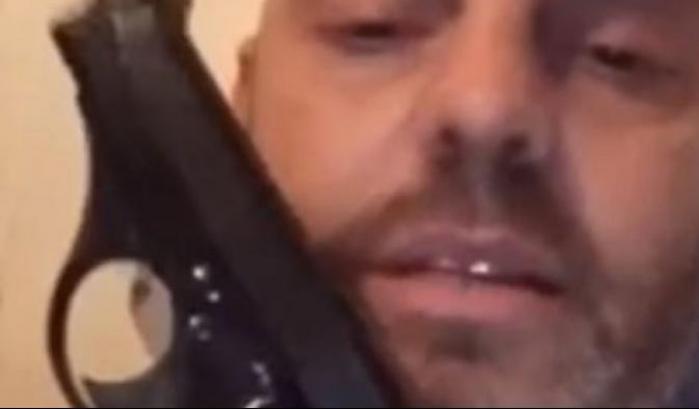 Un leghista candidato consigliere a Ferrara gira un video con la pistola: "La tengo perché è bella"