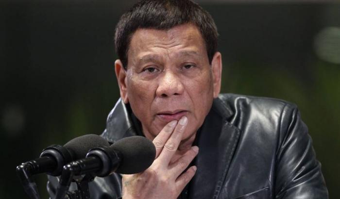 Il Presidente filippino Duterte: "prima ero gay ma le belle donne mi hanno guarito"
