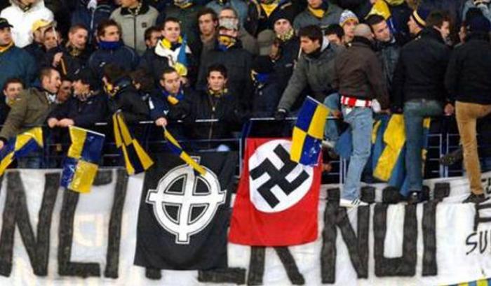 Gli ultras dell'Hellas Verona festeggiano la serie A inneggiando al nazismo
