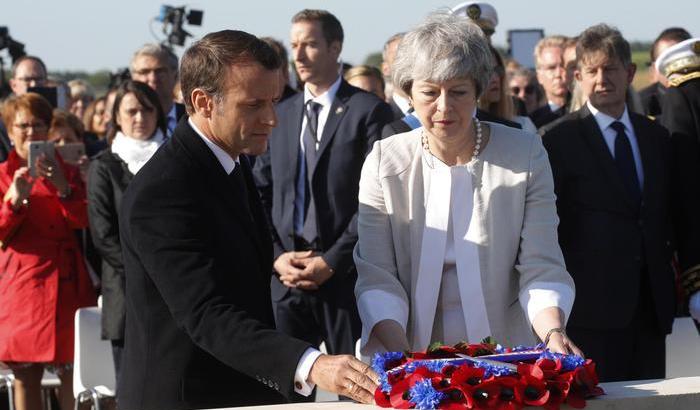 Macron e May celebrano il D-Day in Normandia