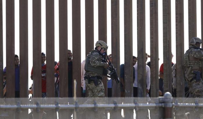 Trump li minaccia con i dazi e il Messico schiera i soldati per bloccare i migranti