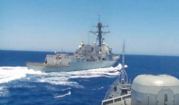Due navi militari di Russia e Usa rischiano lo scontro, tensione tra le Marine militari