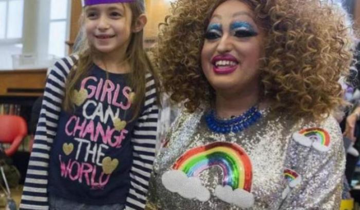 Usa, monta la protesta dei conservatori: no alle drag queen che leggono favole ai bambini