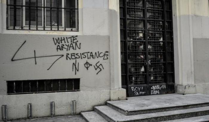 Facisti in azione: svastiche e scritte razziste sui muri del liceo Parini di Milano