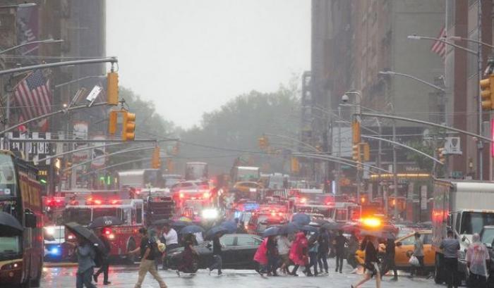 Un elicottero si è schiantato contro un grattacielo di Manhattan, morto il pilota