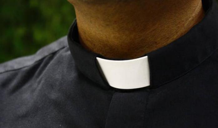 Ricattarono un parroco per aver fatto sesso con un giovane, cinque arresti