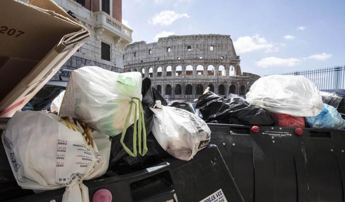 Esplode il caldo e Roma fermenta: la spazzatura trasforma la Città Eterna in una fogna