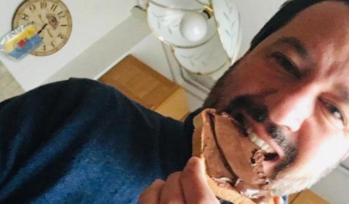 Il pensiero fisso del ministro dell'Interno: fotografarsi con la Nutella