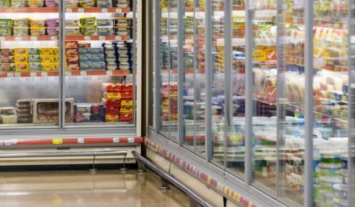 Il caldo fa impazzire: un uomo in Germania si chiude nudo nel frigo di un supermarket