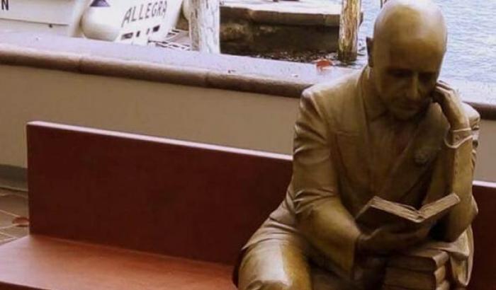 A Trieste si raccolgono le firme contro la statua di Gabriele D’Annunzio: nessun monumento a un fascista