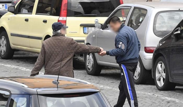 A Napoli sempre più parcheggiatori abusivi (che prendono pure il Reddito di cittadinanza)