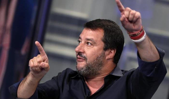 Salvini in camicia nera a reti unificate, drago furioso contro uno scricciolo di Capitana