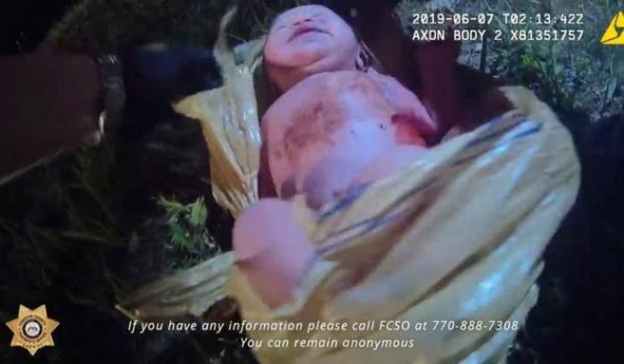 La polizia trova una neonata tra i rifiuti e diffonde il video: "sensibilizziamo le mamme sole"