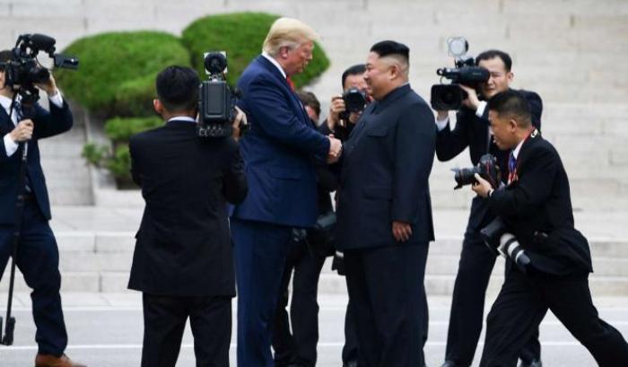 Svolta storica, Trump incontra Kim Jong-un per la prima volta in Corea del Nord