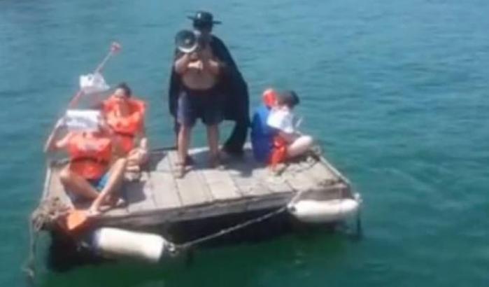 Lo Zorro antifa su un barchino a La Spezia: "porti aperti per chi fugge dalla miseria"