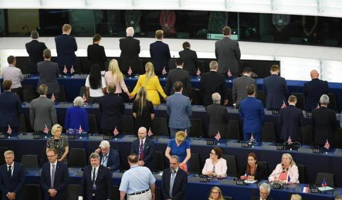 La nona legislatura europea si apre con un oltraggio: gli euroscettici girano le spalle durante l'inno Ue