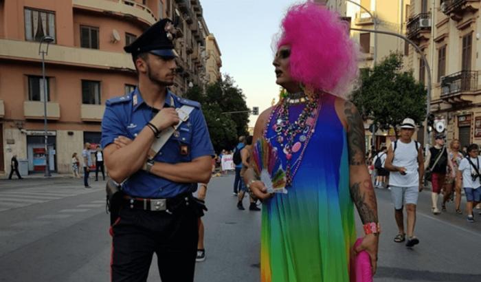La foto del Palermo Pride fa il giro del mondo: il carabiniere marcia a fianco della drag queen