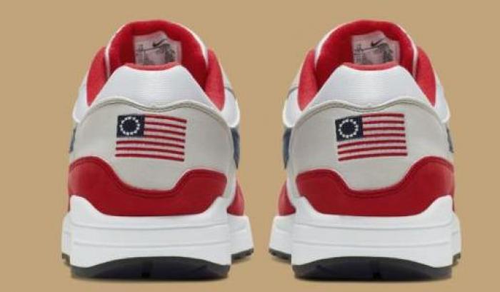 Nike nella bufera: utilizza la bandiera schiavista nel retro delle scarpe